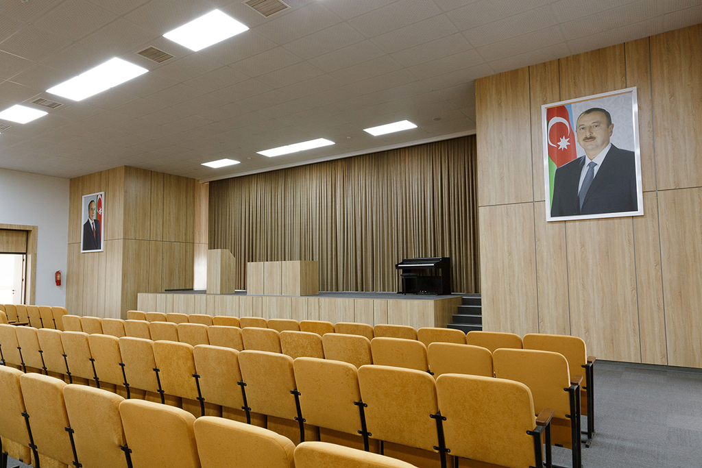 Binə qəsəbəsində inşa edilmiş 88 saylı orta məktəbin divarlarının üzlənməsi və mebellərlə təchiz olunması.