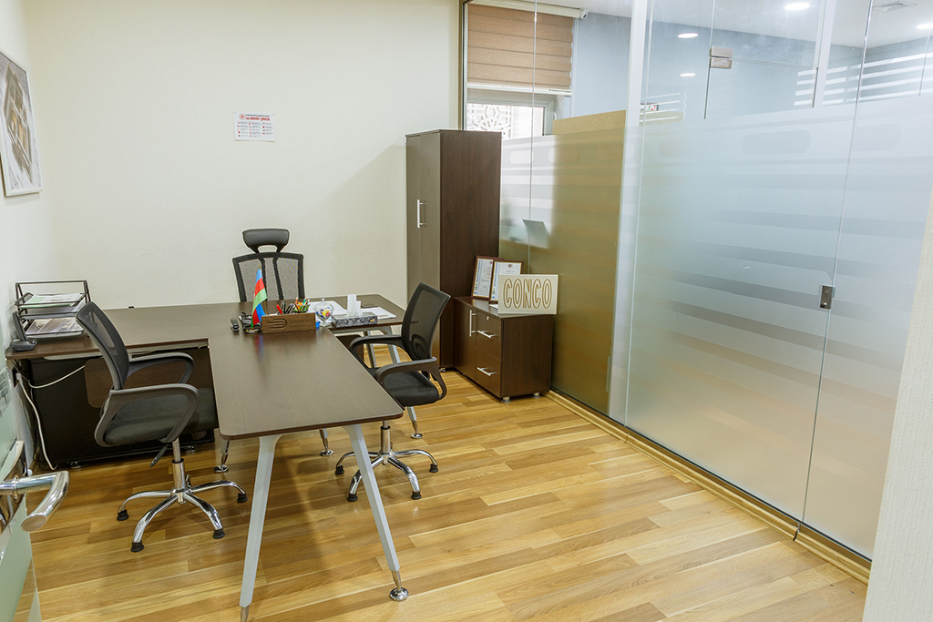 Ofis otaq divarının üzlənməsi və mebellərin yığılması