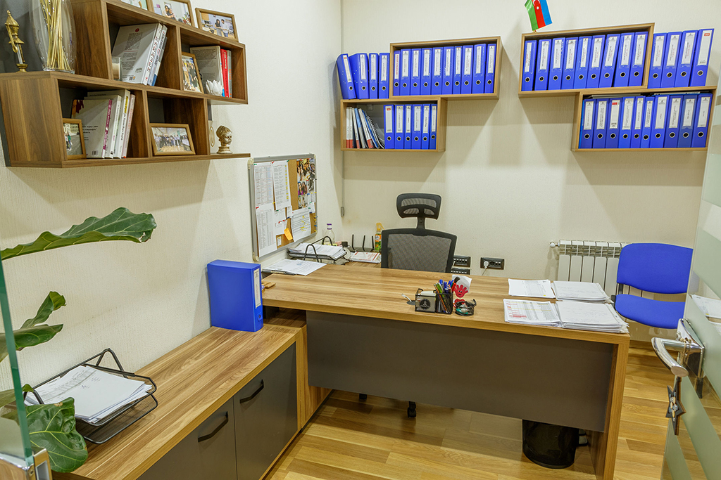 Ofis otaq divarının üzlənməsi və mebellərin yığılması