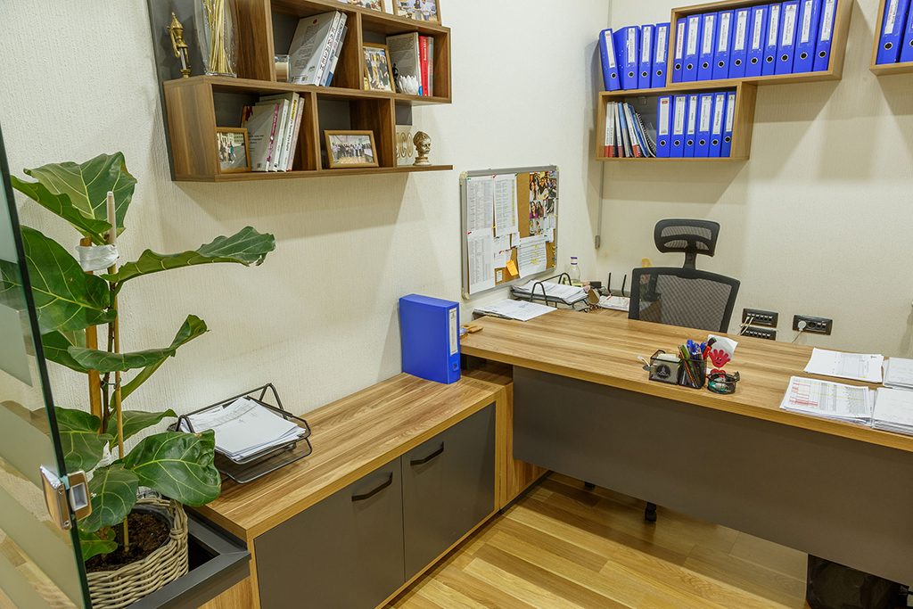 Ofis otaq divarının üzlənməsi və mebellərin yığılması
