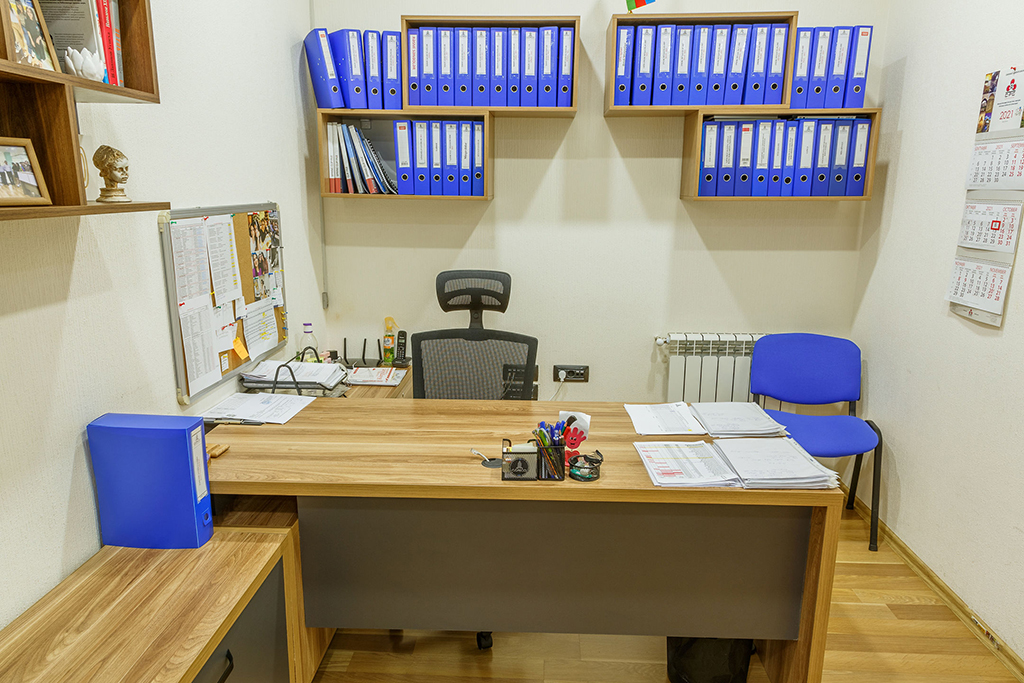 Ofis otaq divarının üzlənməsi və mebellərin yığılması