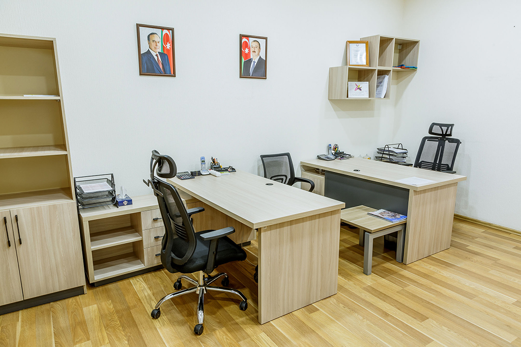 Ofis otaq divarının üzlənməsi və mebellərin yığılması