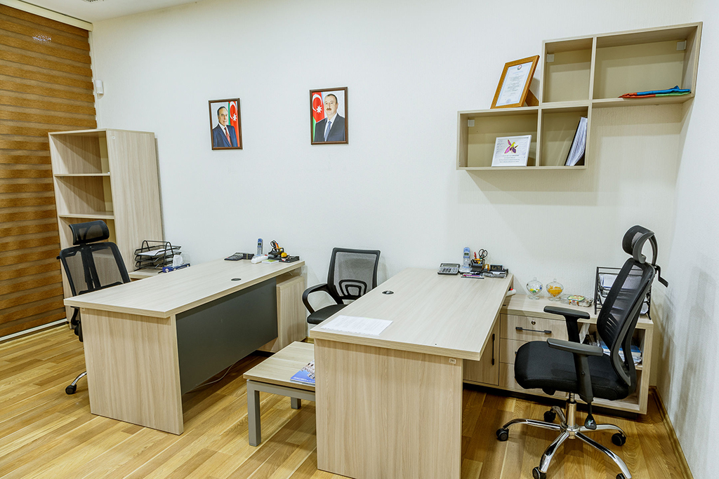 Ofis otaq divarının üzlənməsi və mebellərin yığılması
