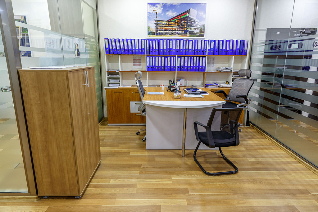 Ofis otaq divarının üzlənməsi və mebellərin yığılması