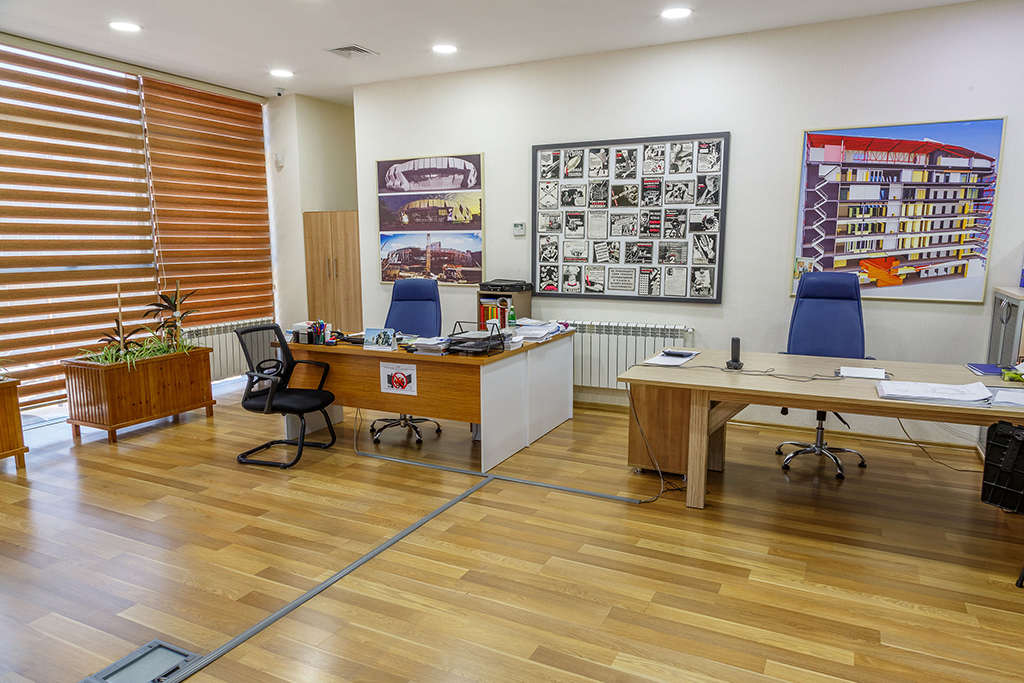 Ofis otaq divarının üzlənməsi və mebellərin yığılması