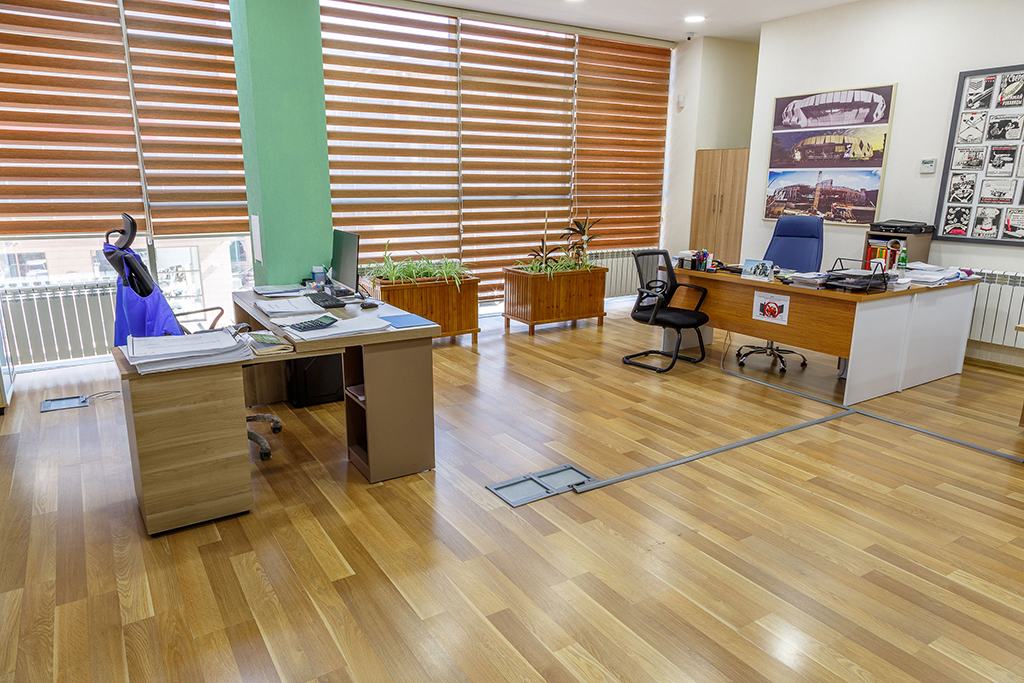 Ofis otaq divarının üzlənməsi və mebellərin yığılması