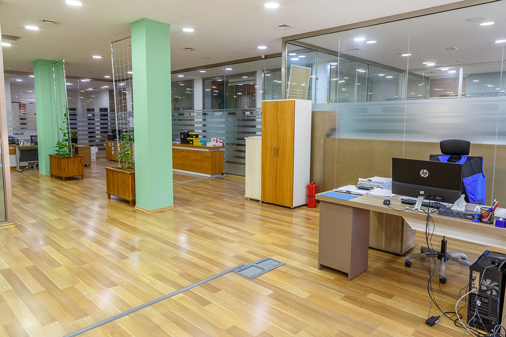 Ofis otaq divarının üzlənməsi və mebellərin yığılması
